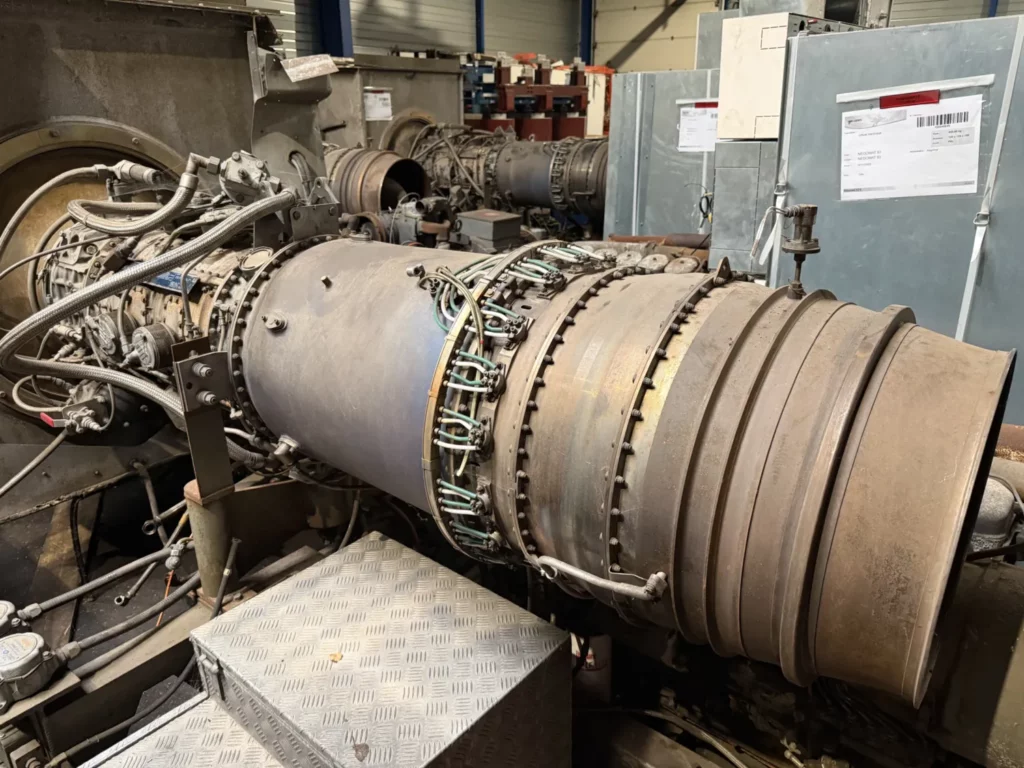 Turbine à gaz industrielle Allison 501-KB déposée dans un hall, carter et tuyauteries visibles