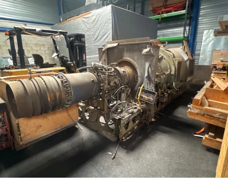 Groupe turboalternateur Allison 501-KB sur châssis dans un entrepôt, avant expertise de reprise