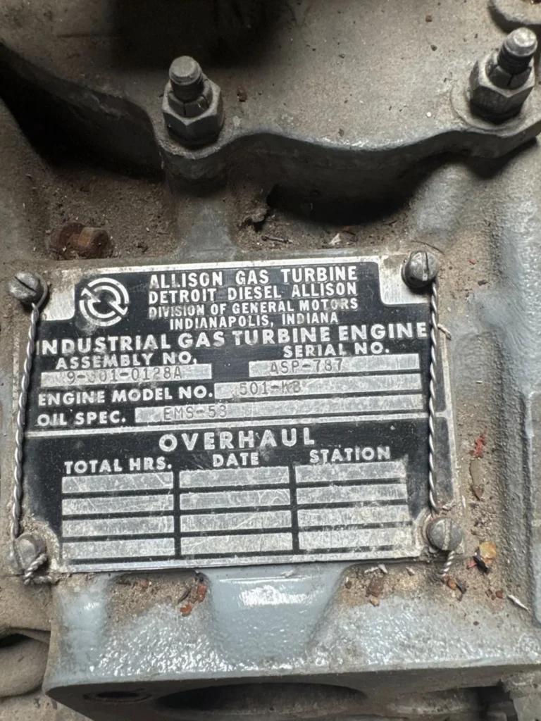 Plaque signalétique d’une turbine à gaz industrielle Allison, utile pour identifier le modèle et le numéro de série