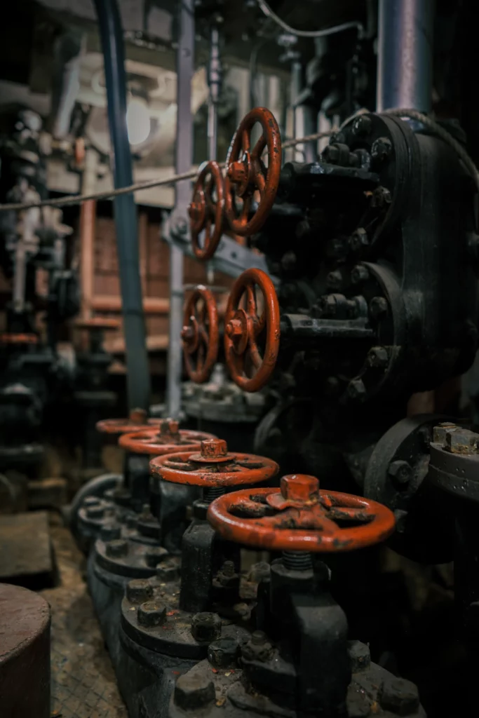 Rangée de vannes industrielles à volant sur les collecteurs d’une ancienne chaufferie