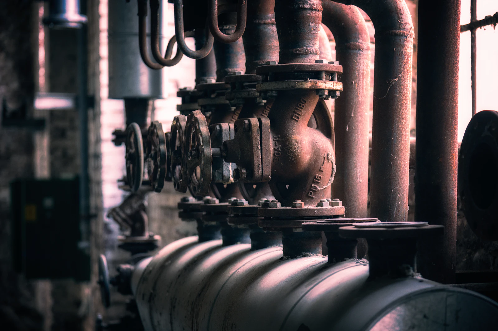 Collecteurs, vannes et tuyauteries acier d’une chaufferie industrielle avant extraction
